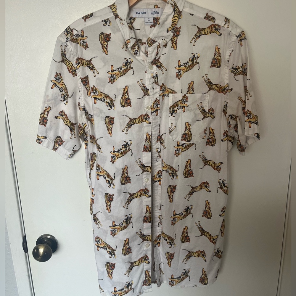 Old Navy mens short sleeve button up tiger print shirt